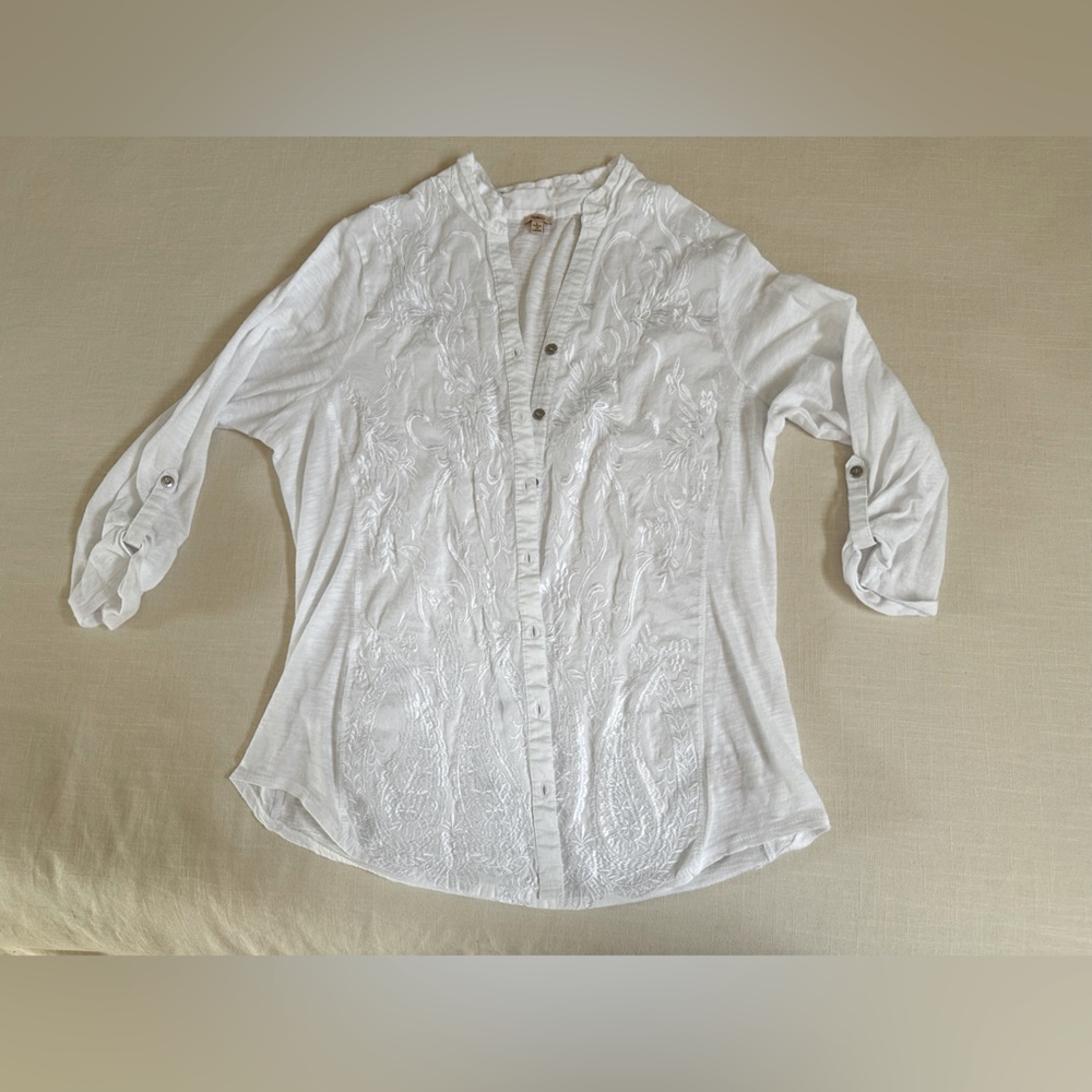 White embroidered Reba blouse great condition. Flattering with silver buttons.